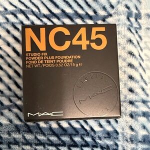 MAC Studio Fix Powder Plus Foundation NC45 - Sleek Black Compact